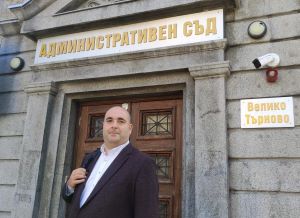 A person standing in front of a building
AI-generated content may be incorrect.