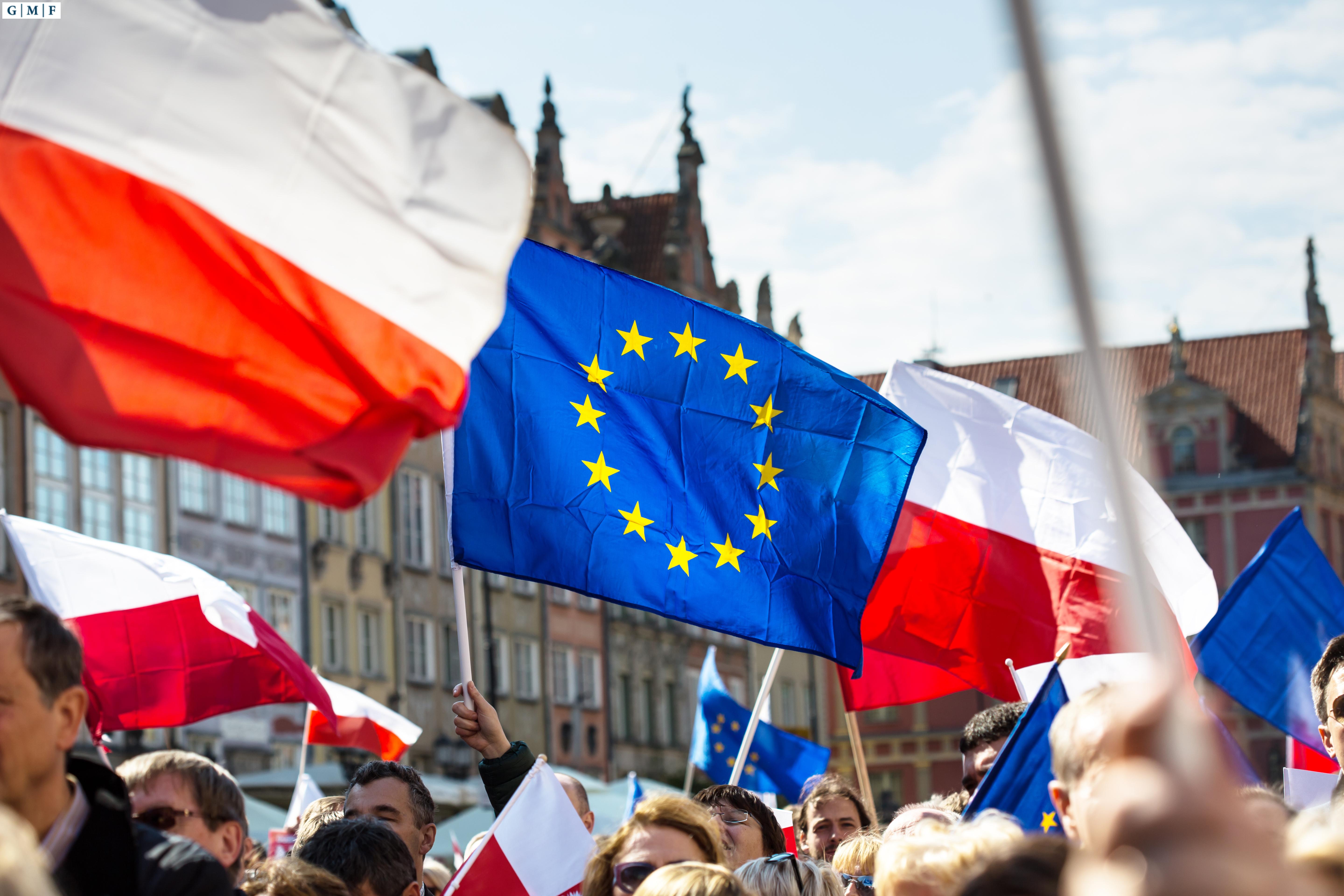 Впервые в европу. Польша в европейском Союзе. Польша ЕС флаг. Вступление Польши в ЕС. Польша против ЕС.